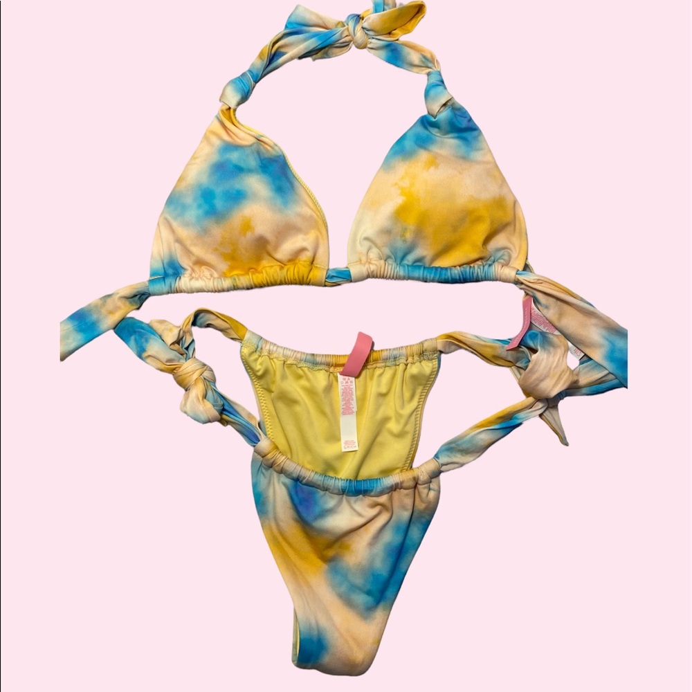 Orange and blue swimsuit from Victoria’s Secret. Such a flattering swimsuit!